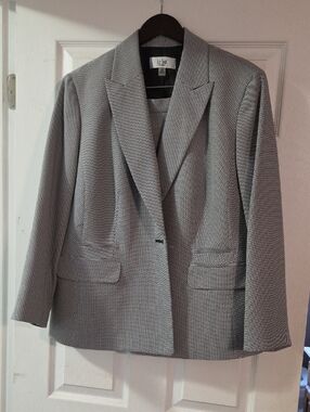 Le Suit Gray Textured Women's Skirt Suit